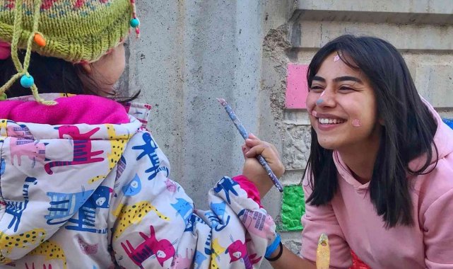 Minik Kalpler İçin Duvarları Renklendirdiler