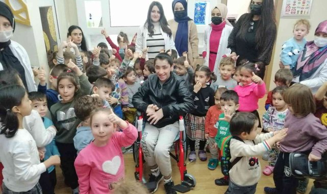 Minik öğrenciler ebru sanatıyla engeli aştı