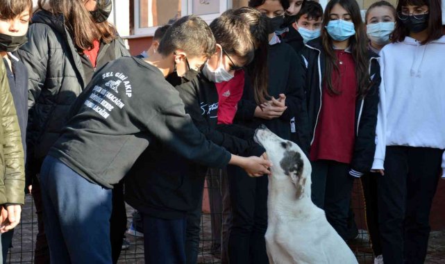 Minik öğrencilerden insanlık dersi