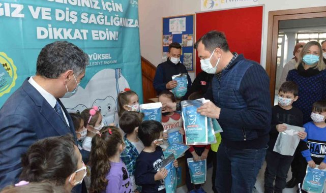 Minik öğrencilere diş bakım seti