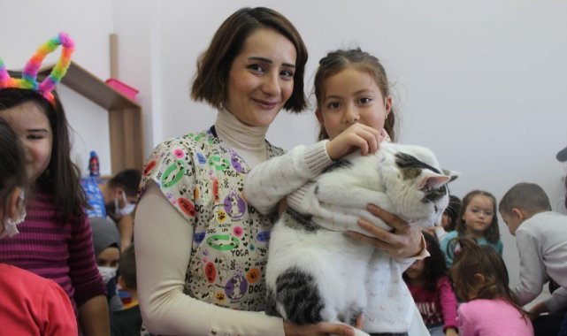 Minik öğrencilere hayvan sevgisi aşılanıyor
