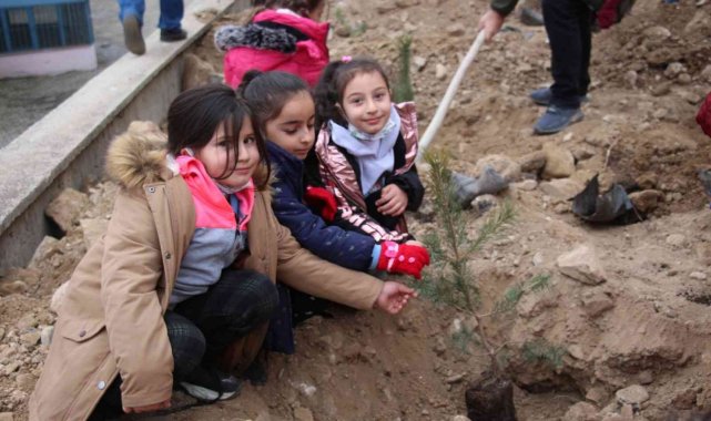 Minik yürekler okul bahçelerine fidan diktiler