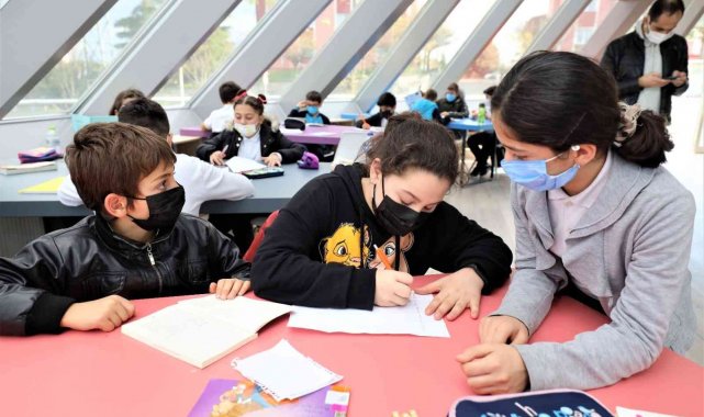 Minikler çocuk kütüphanesinde hem eğlendi hem öğrendi