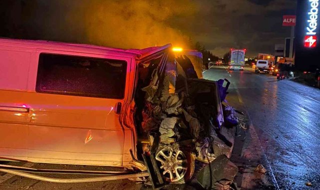 Minübüs kar küreme aracına çarptı: 1 yaralı