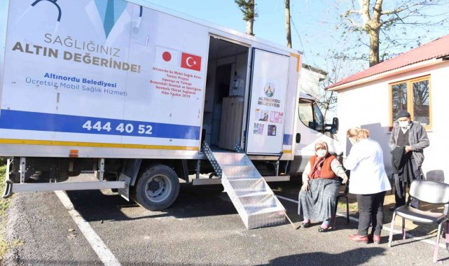 Mobil sağlık tarama aracı aşı için kırsalda