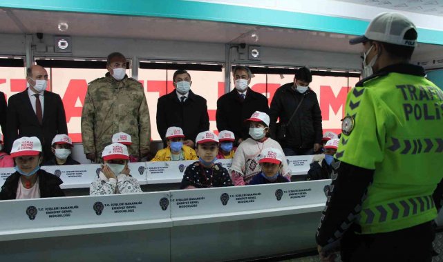 Mobil trafik eğitim tırı Batman'da öğrencilerle buluştu