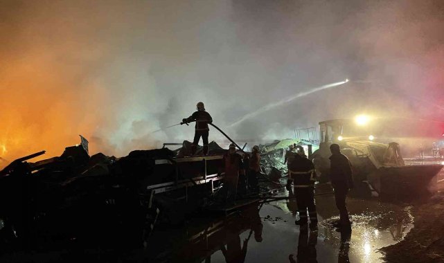 Mobilya fabrikası alev alev yandı, çok sayıda işçi dumandan etkilendi