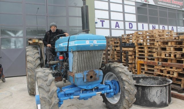 Motor ustası düz traktörü 4x4 hâline getiriyor