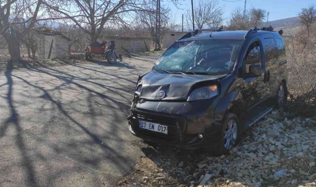 Motosiklet ile hafif ticari araç çarpıştı: 3 yaralı