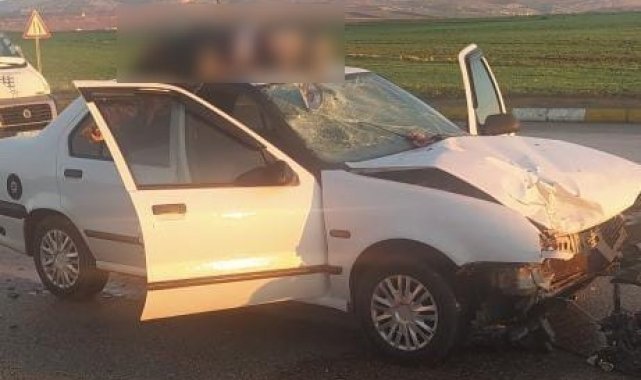 Motosiklet ile otomobil çarpıştı: 1&#039;i ağır 3 yaralı