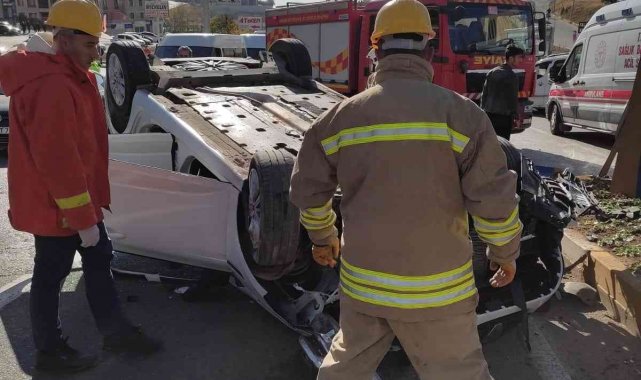 Motosiklete çarpmamak için orta direğe vuran otomobil takla attı: 4 yaralı