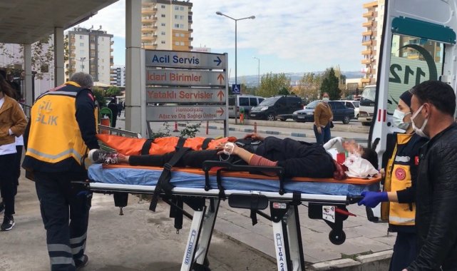 Motosikletin otomobile çarptığı kazada biri ağır 2 kişi yaralandı