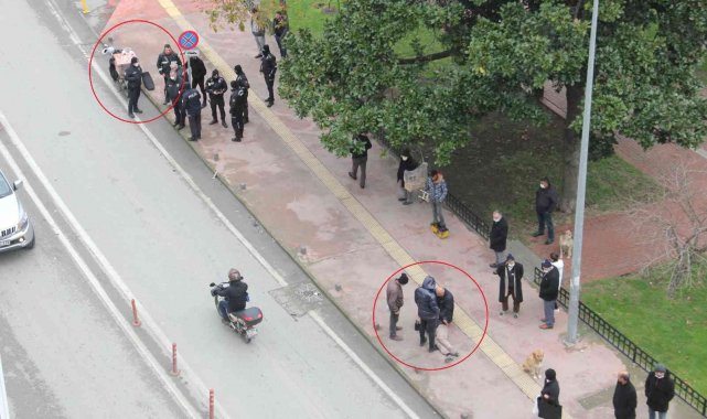 Motosikletli kuryenin yayaya çarptığı kaza kamerada