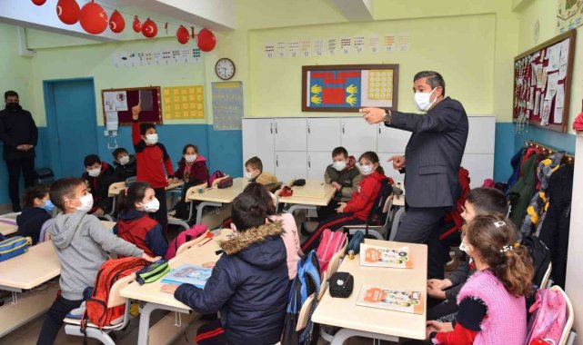 Müdür Tatlı İvrindi'de öğretmen ve öğrencilerle buluştu