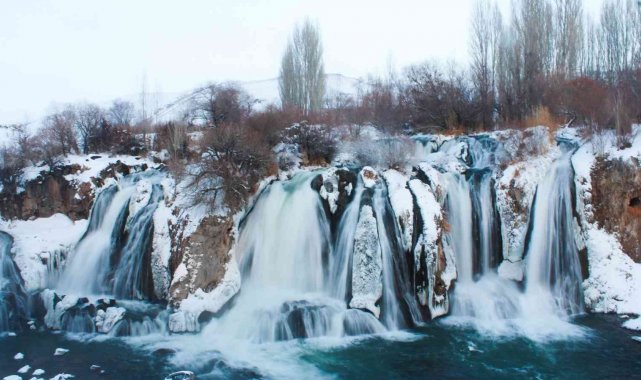 Muradiye Şelalesi beyaz gelinliğiyle misafirlerini ağırlıyor