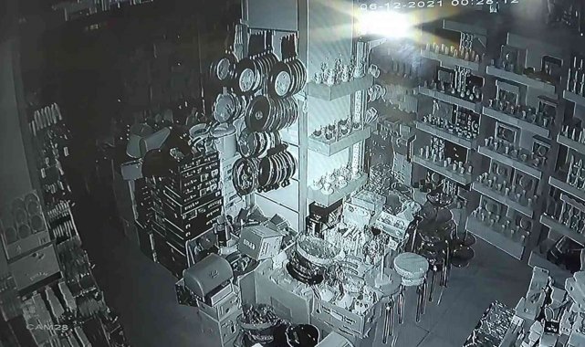 Muradiye'de deprem anı güvenlik kameralarına yansıdı