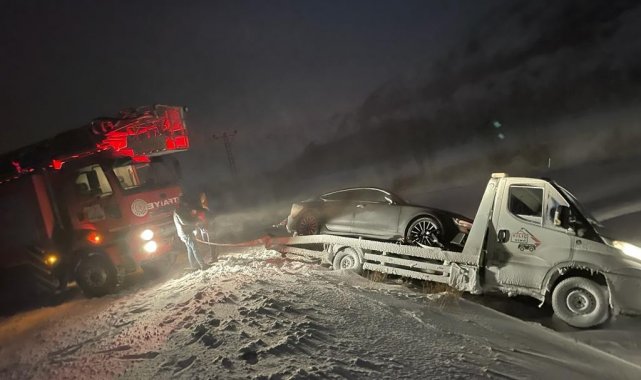 Muradiye&#039;de kar ve tipi nedeniyle çekici şarampole düştü