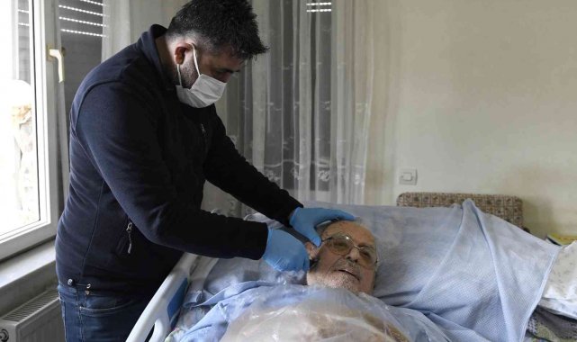 Muratpaşa&#039;da hastaların bakımları evden çıkmadan yapılıyor