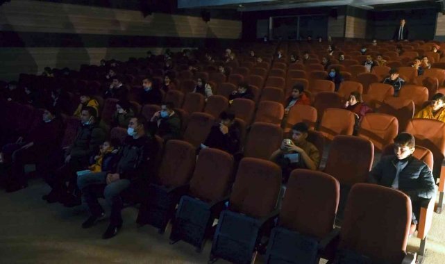 Muş polisinden çocuklara sinema etkinliği