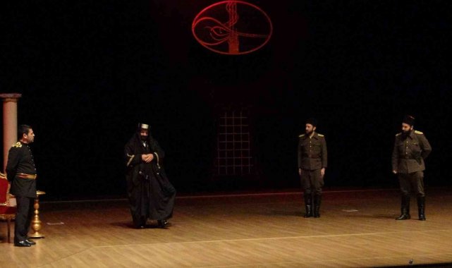Muş'ta "Kumandan" tiyatrosu üniversite öğrencileri için sahnelendi