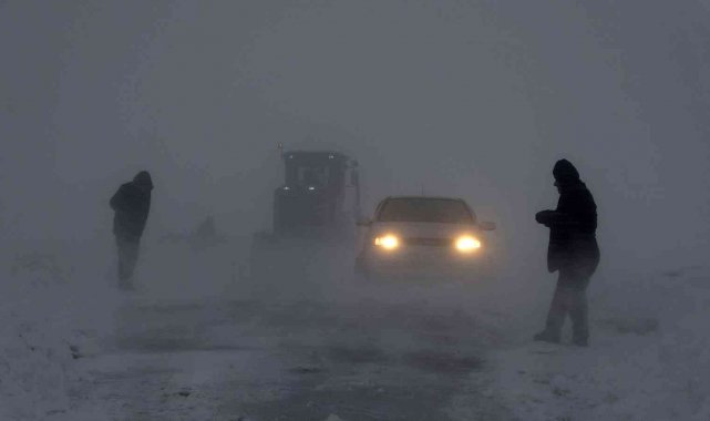 Muş&#039;ta tipide yolda mahsur kalan 30 kişi kurtarıldı