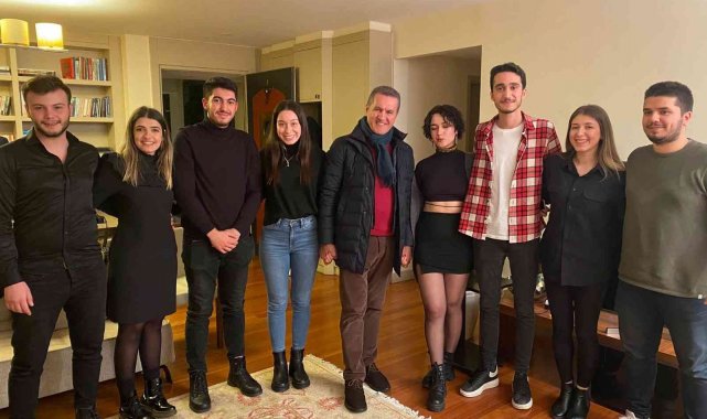 Mustafa Sarıgül yılbaşı gecesi evinde gençleri ağırladı