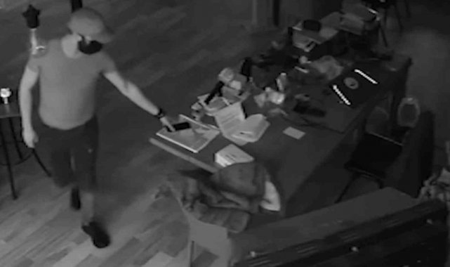 Müşteri olarak girdiği kafeteryada laptop ve cep telefonu çaldı