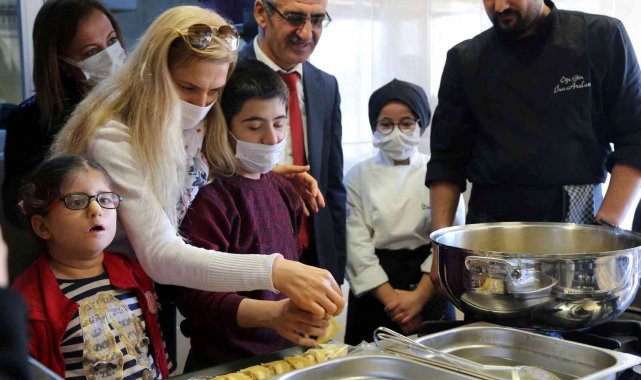 Mutfağa giren özel öğrenciler yöresel yemek pişirdiler