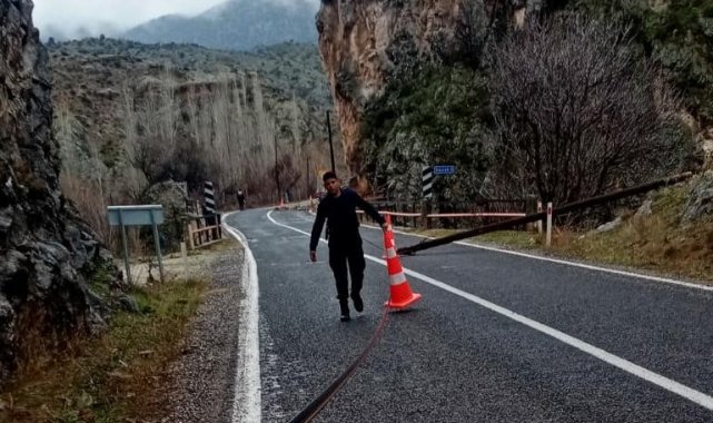 Nallıhan'da dağdan kopan taşlar elektrik direğini devirdi