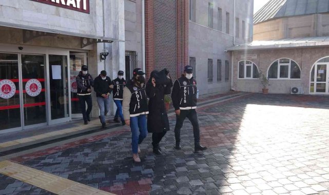 Narkotik köpeği uyuşturucuyu bulamasın diye sarımsakların arasına gizlediler