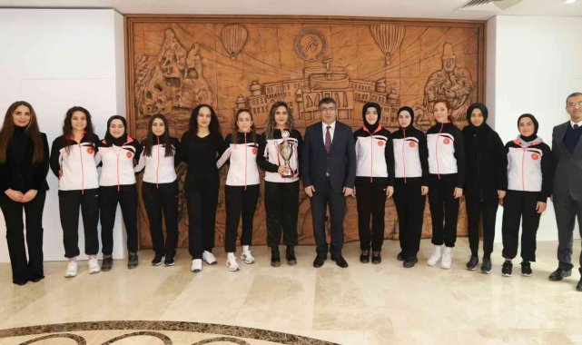 NEVÜ Kadın Basketbol Takımı&#039;na Teşekkür Belgesi