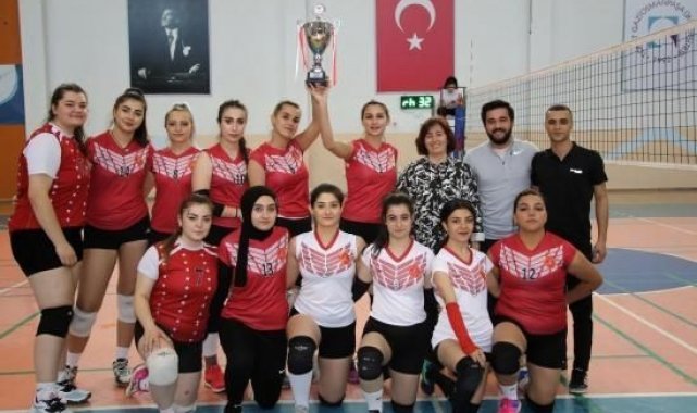 NEVÜ Kadın Voleybol Takımı 1. Lig'e Yükseldi