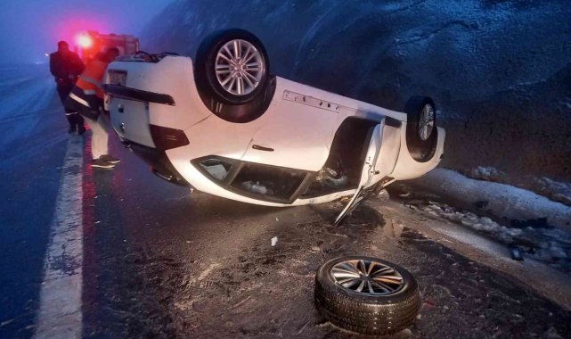 Niğde&#039;de buzlanan yolda otomobil takla attı: 4 yaralı