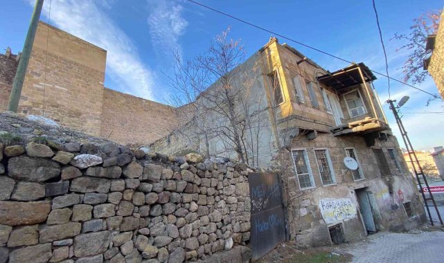 Niğde'de film gibi olay: Kaleyi gezen kadın definecilerin üzerine düştü