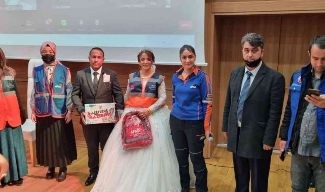 Nikah törenine online katıldılar