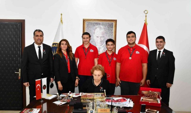 Nüket Ersoy'a öğrencilerden anlamlı ziyaret