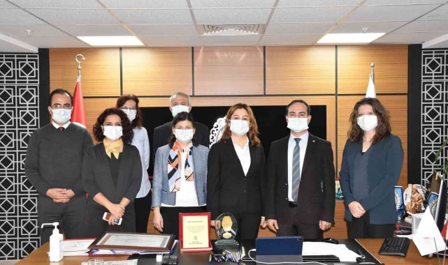 Ödüllerini İl Sağlık Müdürü Açıkgöz'ün elinden aldılar