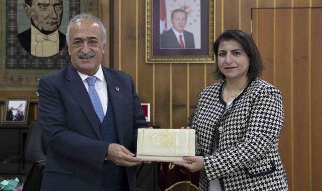 Ödüllü akademisyenler başarılarını Rektör Çomaklı ile paylaştı