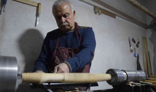 Odun ve kamışları eşsiz seslere sahip enstrümanlara dönüştürüyor