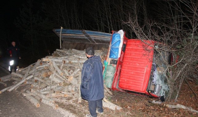Odun yüklü kamyonet devrildi: 1 yaralı