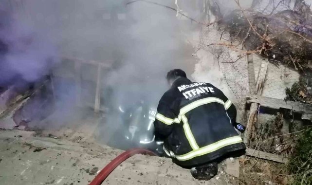 Odunlukta çıkan yangın paniğe neden oldu