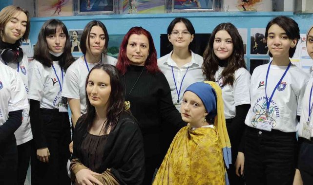 Öğrenciler arkadaşlarına makyaj yaptı, gören gözlerine inanamadı