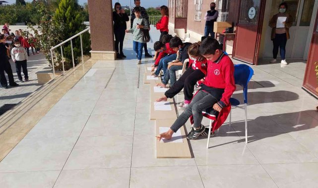Öğrenciler ayaklarıyla resim yaptı, gözleri kapalı yemek yedi