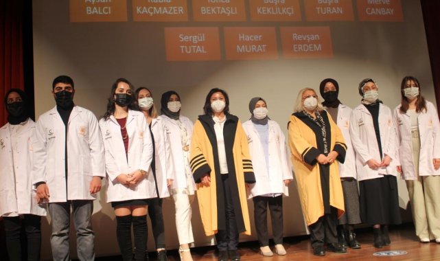 Öğrenciler beyaz önlük giydi