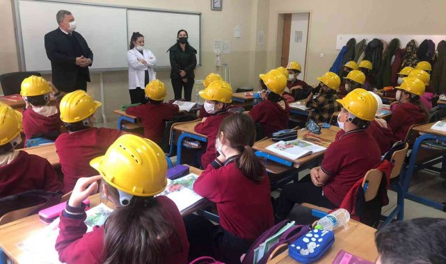 Öğrenciler derse madenci baretiyle girdi