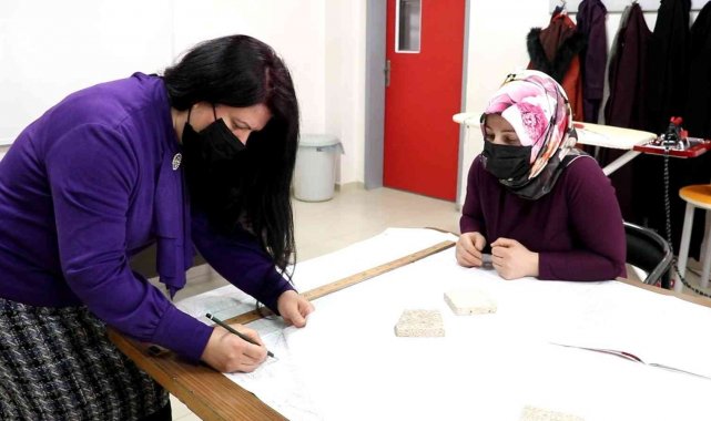 Öğrenciler derste veliler kursta