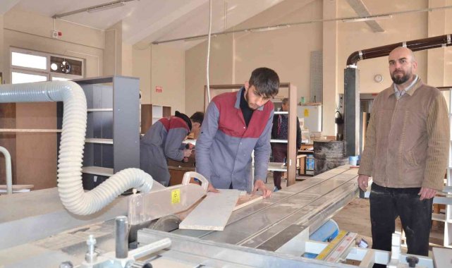 Öğrenciler okullara kütüphane mobilyası üretiyor