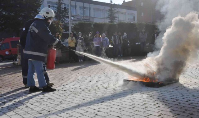 Öğrenciler yangın eğitimi ve tatbikatı gerçekleştirdi