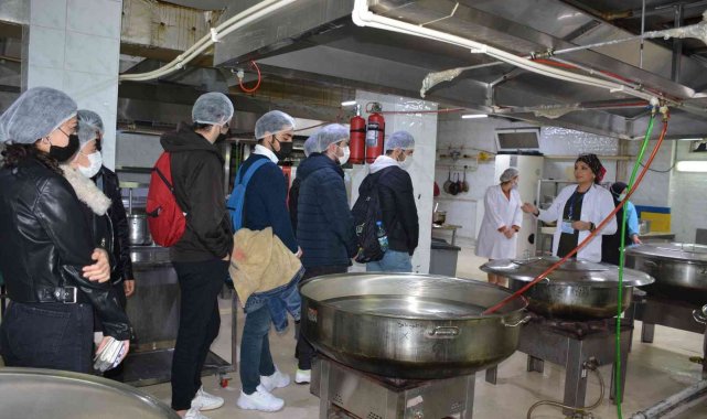 Öğrenciler yedikleri yemeklerin nasıl piştiğini gördü