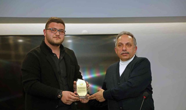 Öğrencilerden Başkan Yalçın'a kütüphane için teşekkür plaketi